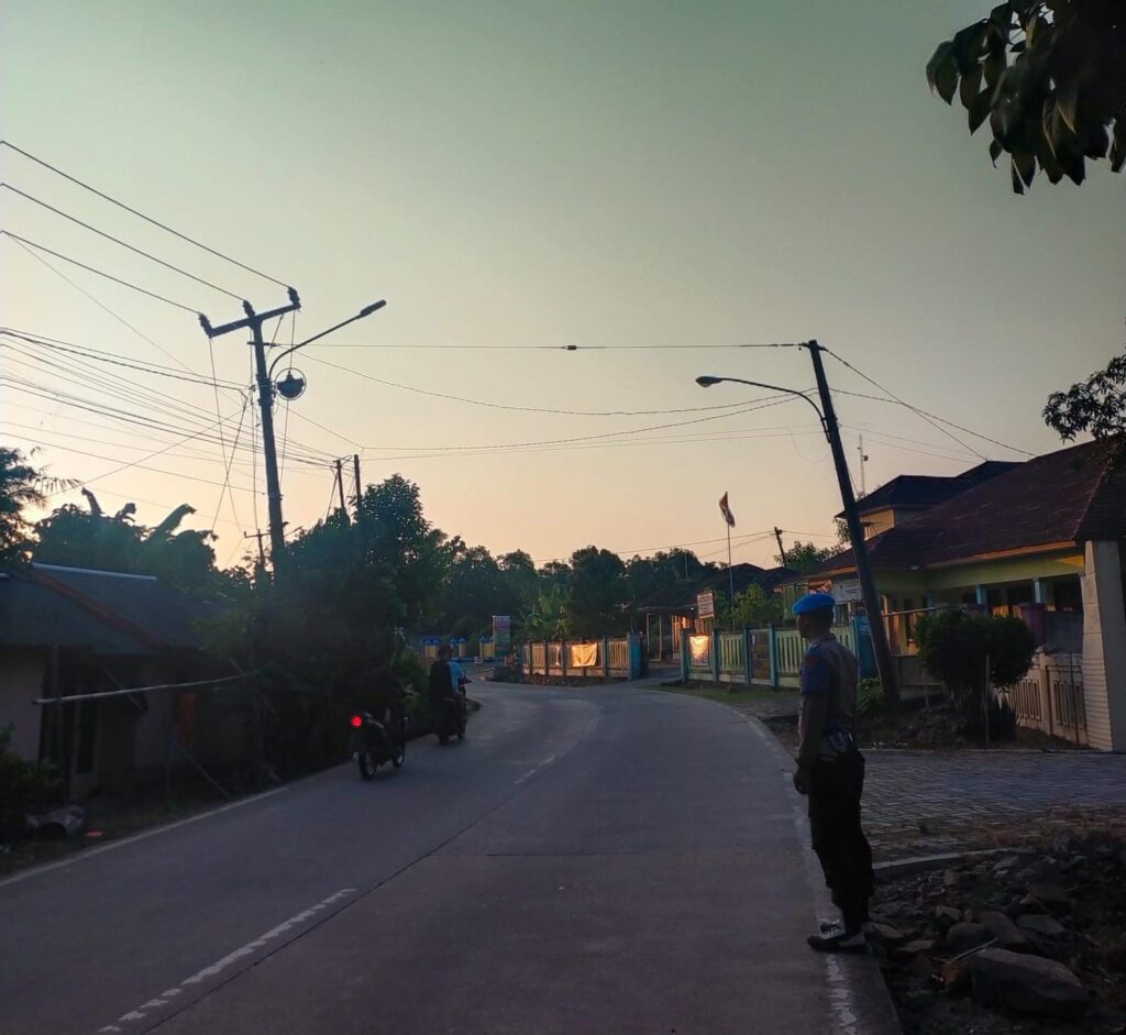 Anggota Piket Polsek Angsana Polres Pandeglang Bripka Darlin Laksanakan Strongpoint Sore 3 WhatsApp Image 2024 07 22 at 21.34.07
