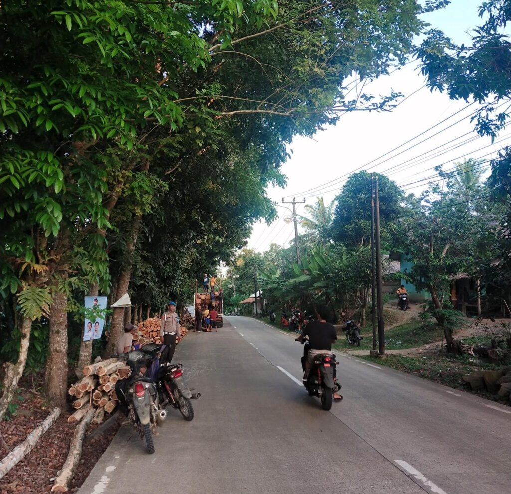 Wujudkan Tertib Berlalulintas, Anggota Piket Polsek Angsana Rutin Strongpoint Sore di Jl Raya Munjul-Angsana 4 WhatsApp Image 2024 07 22 at 21.34.18