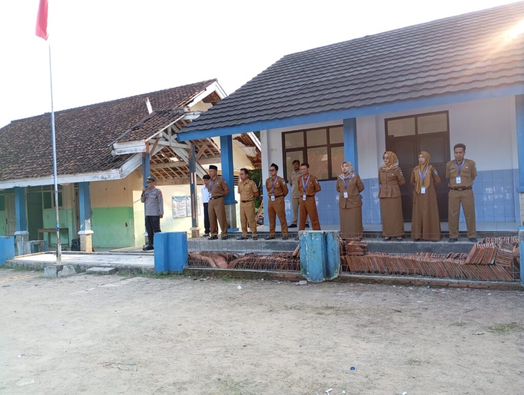 Kapolsek Angsana Polres Pandeglang Jadi Pembina Upacara di SMPN 2 Angsana untuk Cegah Kenakalan Remaja 5 WhatsApp Image 2024 07 22 at 21.34.31