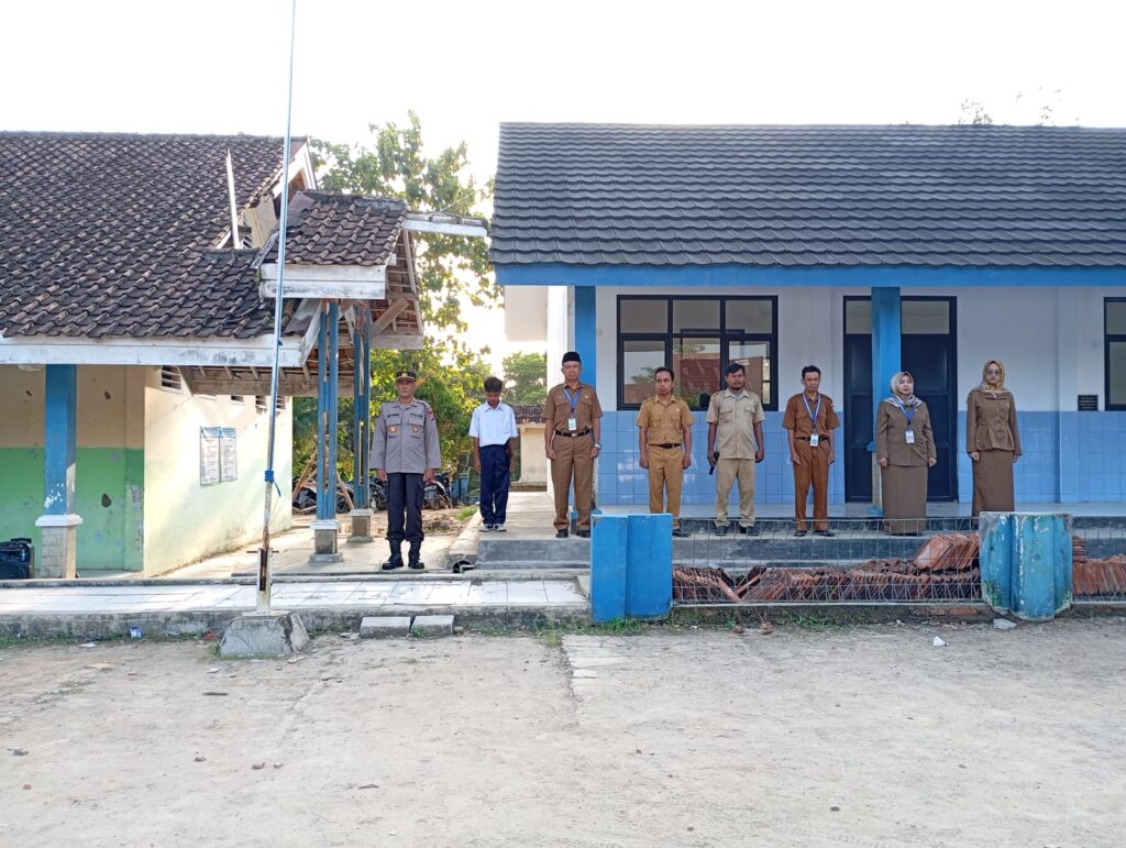 Diundang untuk Menjadi Pembina Upacara di SMPN 2 Angsana, Ini yang Disampaikan Kapolsek Angsana 6 WhatsApp Image 2024 07 22 at 21.34.42