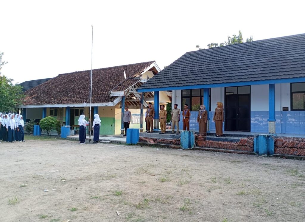 Kapolsek Angsana Sampaikan Tentang Bahaya Narkoba dan Kenakalan Remaja saat Menjadi Pembina Upacara di SMPN 2 Angsana 7 WhatsApp Image 2024 07 22 at 21.34.53
