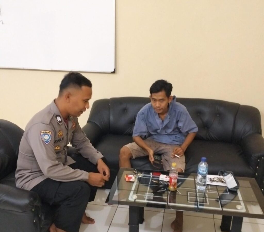 Bhabinkamtibmas Polsek Angsana Sambangi Masyarakat Desa Sumurlaban 10 WhatsApp Image 2024 07 22 at 21.35.36