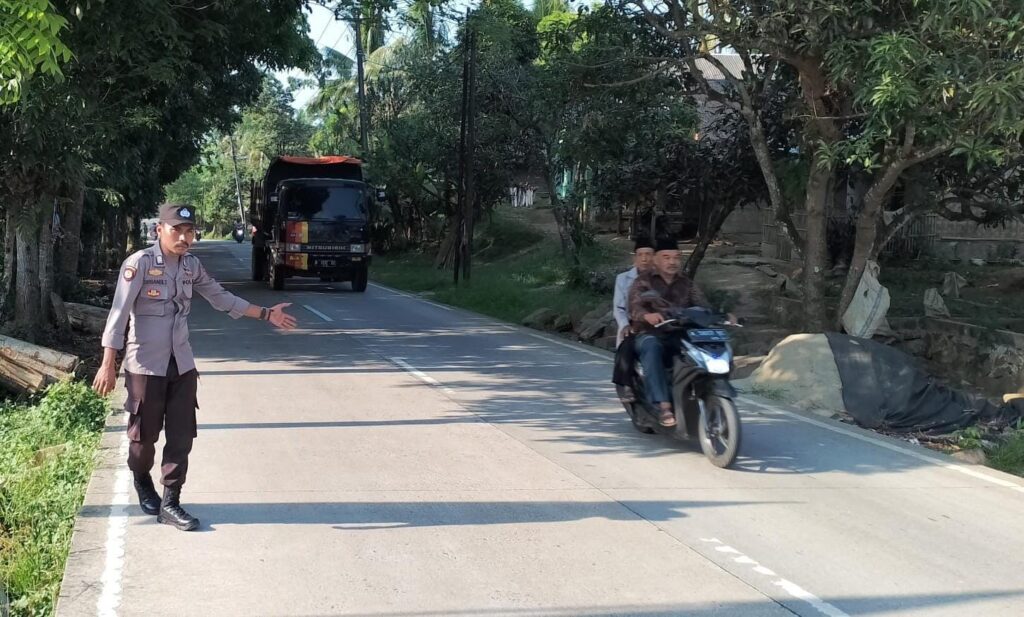 Anggota Piket Polsek Angsana Polres Pandeglang Laksanakan Strongpoint Sore 1 WhatsApp Image 2024 07 25 at 05.35.22