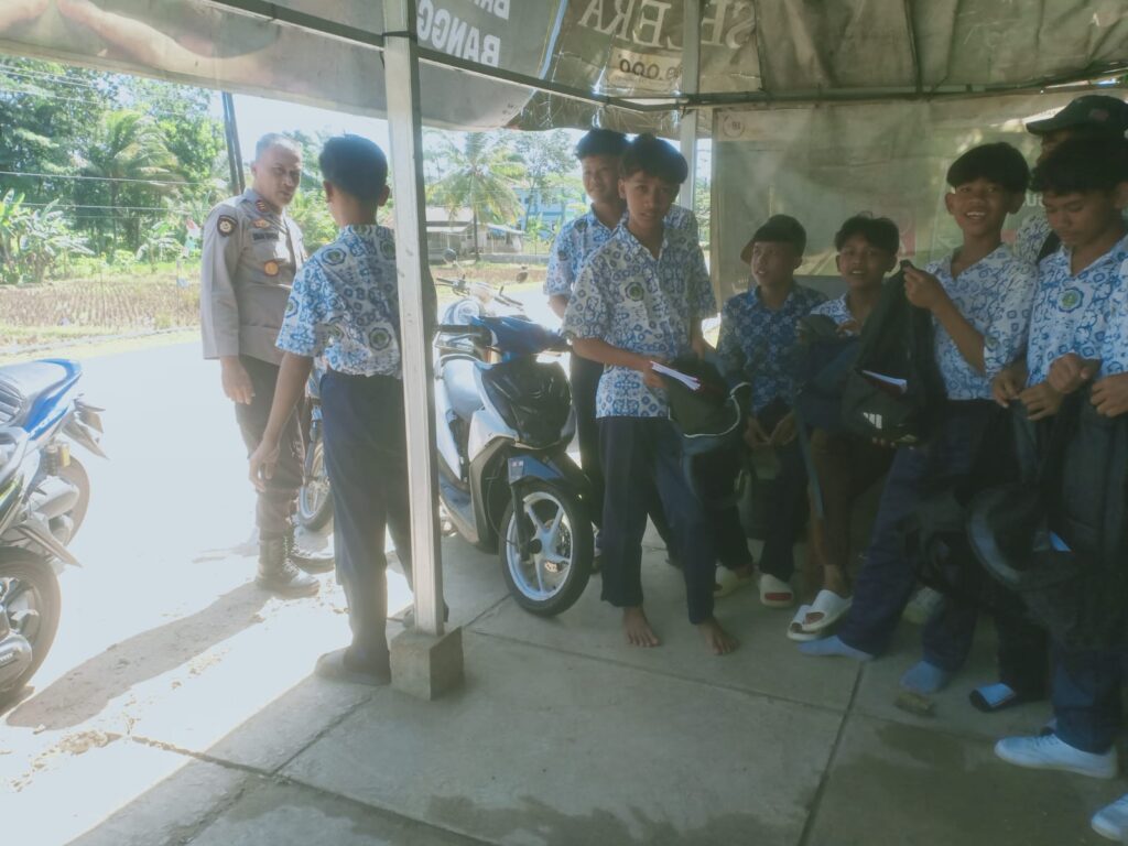 Kapolsek Angsana Pimpin Patroli dan KRYD untuk Antisipasi Kejahatan dan Peredaran Miras/Narkoba 4 WhatsApp Image 2024 07 25 at 05.35.58