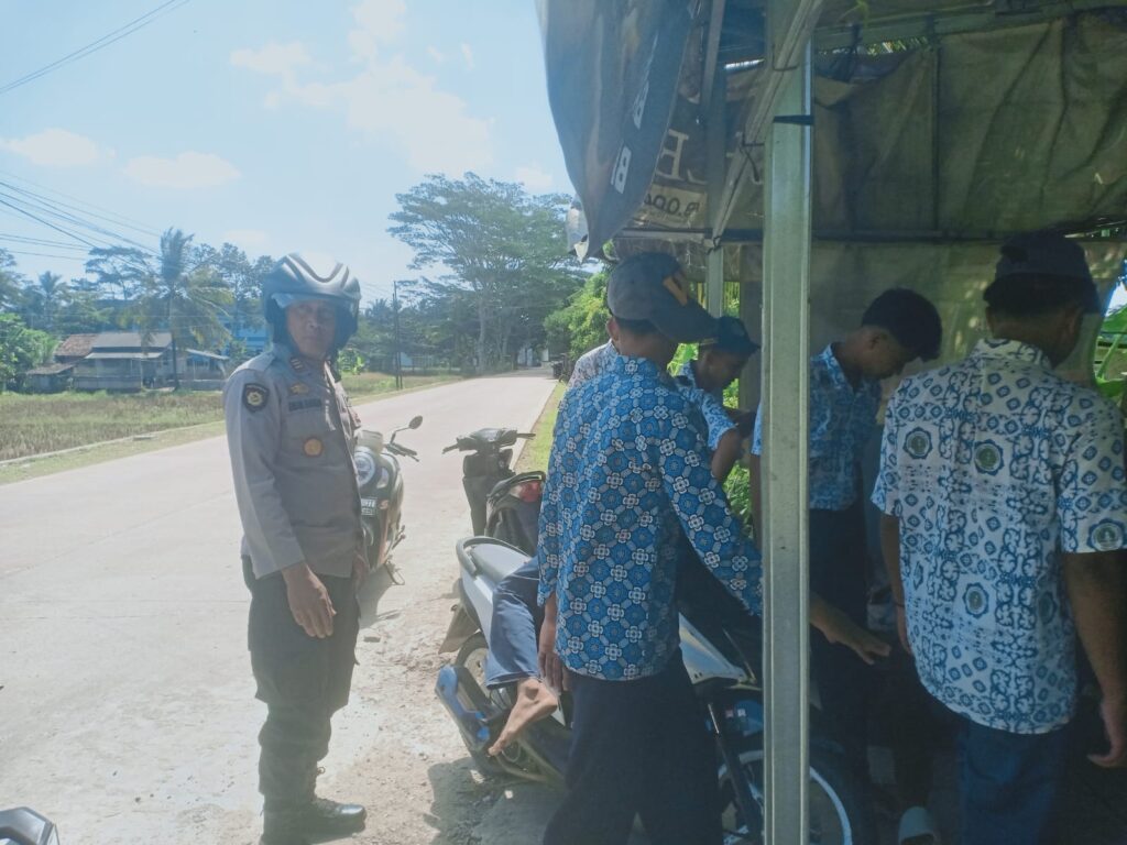 Kapolsek Angsana Pimpin Patroli KRYD untuk Antisipasi Kejahatan dan Peredaran Narkoba 5 WhatsApp Image 2024 07 25 at 05.36.05