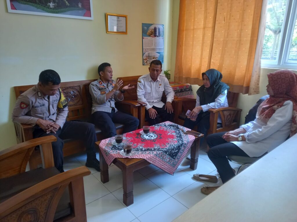 Polsek Saketi Berikan Sosialisasi Kenakalan Remaja dan Bahaya Narkoba Kepada pelajar SMA 10 Cisata 6 WhatsApp Image 2024 07 25 at 06.10.58
