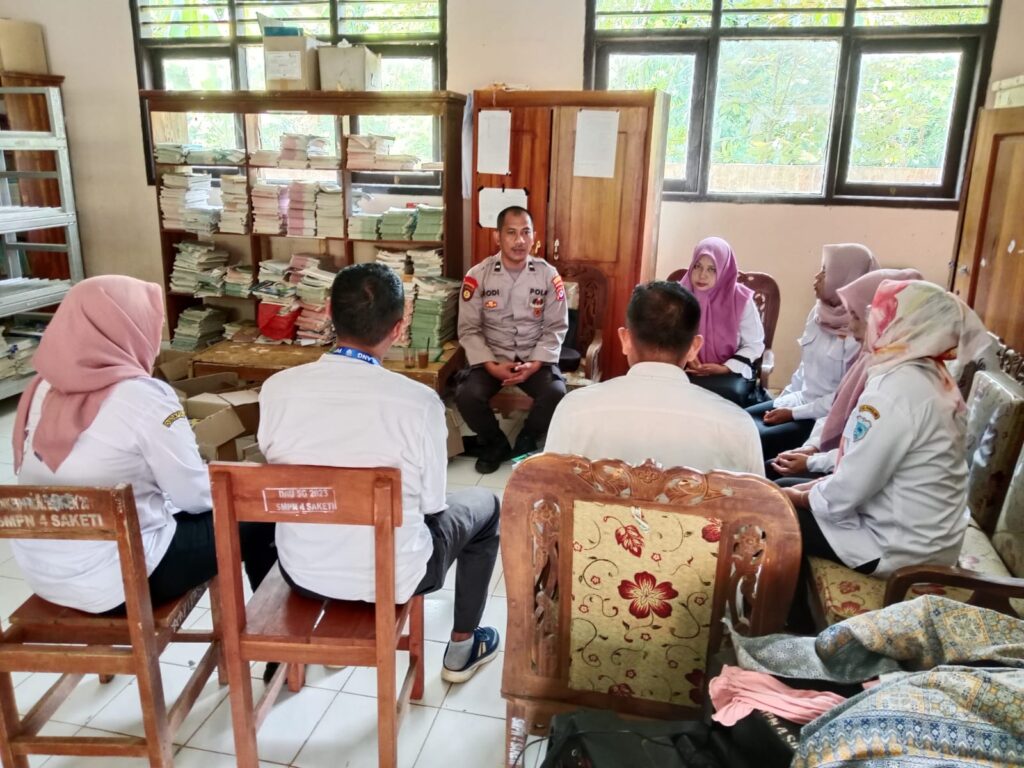 Polsek Saketi laksanakan Binluh Ke Sekolah Antisipasi Kenakalan Remaja 7 WhatsApp Image 2024 07 25 at 06.11.53