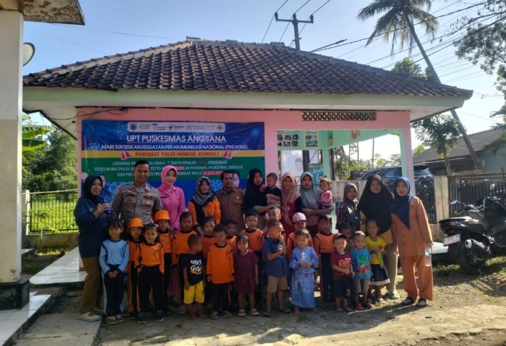 Bhabinkamtibmas Polsek Angsana Polres Pandeglang Brigadir Jumhani Dukung Program Pemerintah PIN Polio di Desa Angsana 3 WhatsApp Image 2024 07 25 at 20.56.45
