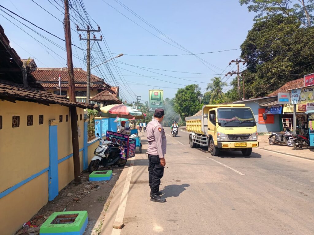 Polsek Bojong Polres Pandeglang Gelar Pengaturan Lalu Lintas untuk Ciptakan Kamseltibcar Lantas 10 WhatsApp Image 2024 07 26 at 17.17.54