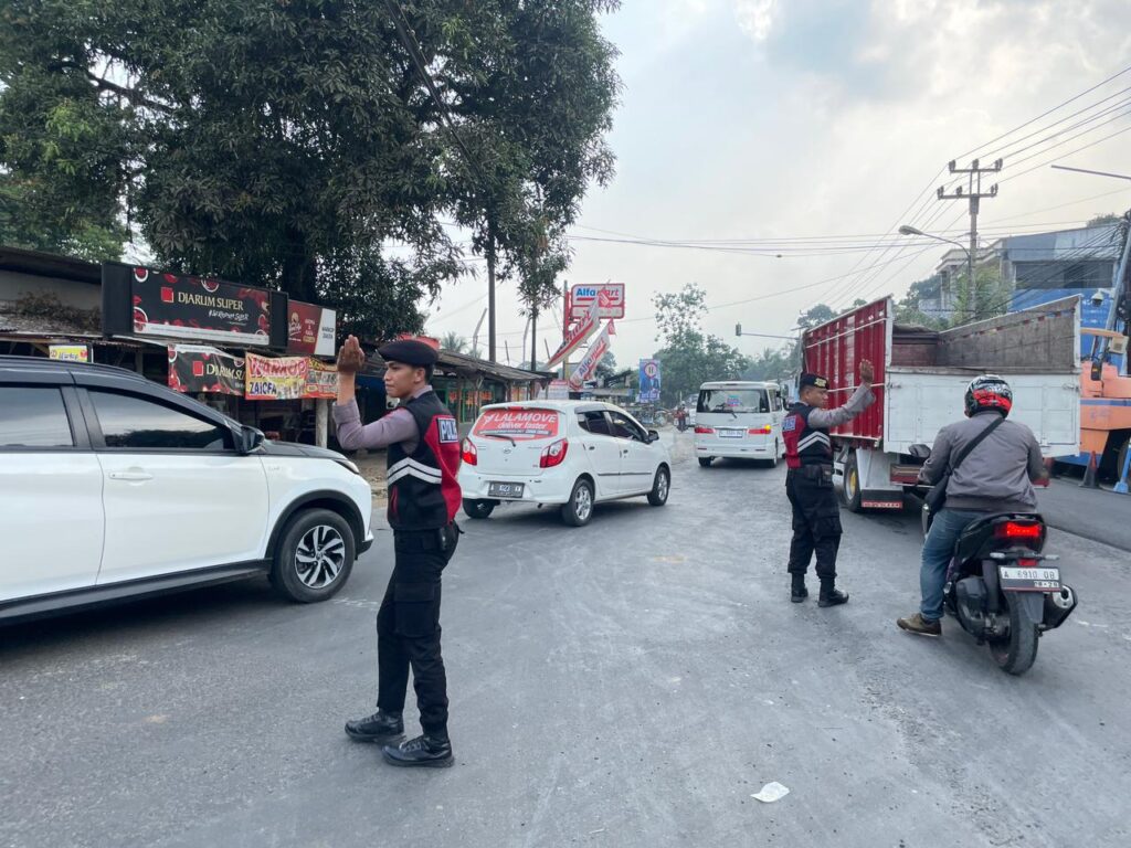 Sat Samapta Polres Pandeglang Gelar Kegiatan Pengaturan Arus Lalu Lintas di Pertigaan Cipacung 9 WhatsApp Image 2024 07 26 at 17.18.13