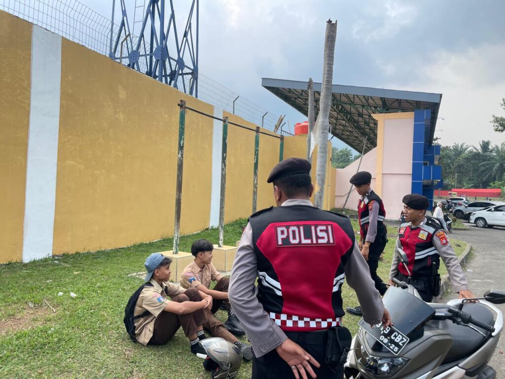 Sat Samapta Polres Pandeglang Cegah Penyakit Masyarakat dengan Cek Bawaan Jok Motor di Stadion Badak Pandeglang 6 WhatsApp Image 2024 07 26 at 17.18.14 1