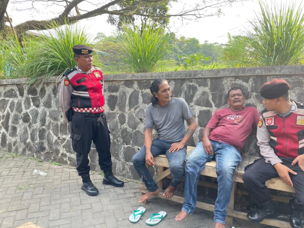 Sat Samapta Polres Pandeglang Gelar Patroli Dialogis Terhadap Supir Angkutan Umum di Terminal Kadubanen 7 WhatsApp Image 2024 07 26 at 17.18.15