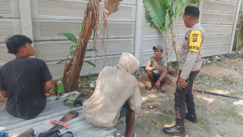 Bhabinkamtibmas Polsek Carita Bripka Yudi Berdialog dengan Para Tukang Kuli Bangunan di Desa Sukarame 1 WhatsApp Image 2024 07 28 at 01.48.32