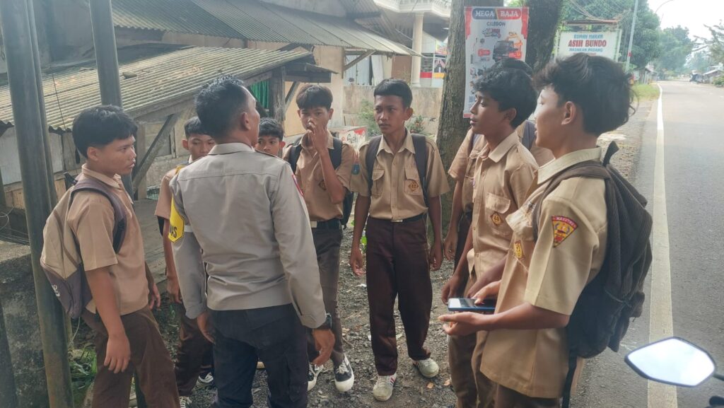 Personil Polsek Carita Bripka Yudi Beri Himbauan kepada Pelajar untuk Langsung Pulang Sekolah 5 WhatsApp Image 2024 07 28 at 02.54.33