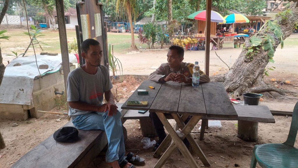 Personil Polsek Carita Bripka Yudi Berdialog dengan Pengunjung Pantai Carita 6 WhatsApp Image 2024 07 28 at 02.56.37