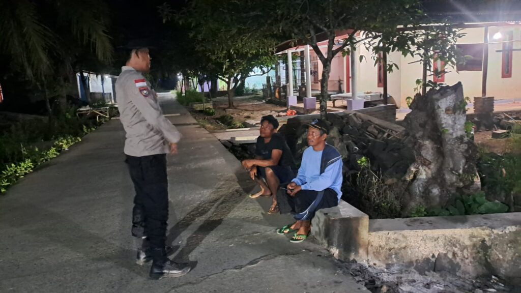 Polsek Cikeusik Gelar Patroli Dialogis Malam, Jaga Kamtibmas dan Dekatkan Diri dengan Masyarakat 7 WhatsApp Image 2024 07 28 at 07.35.21