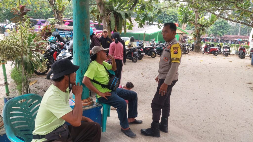 Personil Polsek Carita Bripka Yudi Beri Himbauan kepada Penjaga Parkir Pantai Carita 8 WhatsApp Image 2024 07 28 at 08.07.39