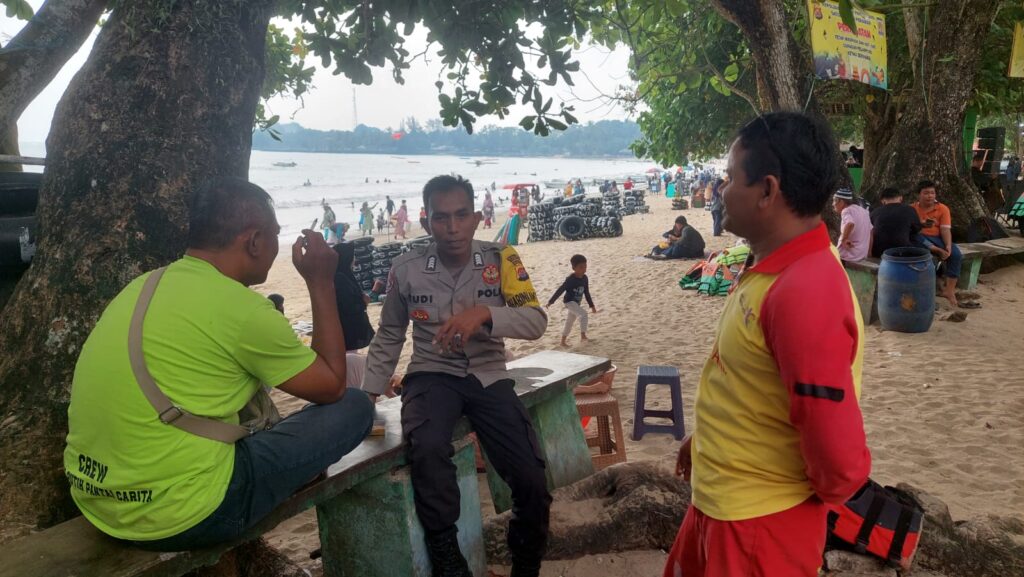 Personil Polsek Carita Bripka Yudi Berdialog dengan Balawista Life Guard tentang Keselamatan Pengunjung Pantai Pasir Putih Carita 9 WhatsApp Image 2024 07 28 at 08.10.57