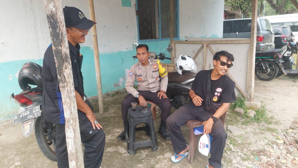 Bripka Yudi dari Polsek Carita Laksanakan Patroli Wisata di Pantai Karangsari 10 WhatsApp Image 2024 07 28 at 08.12.41