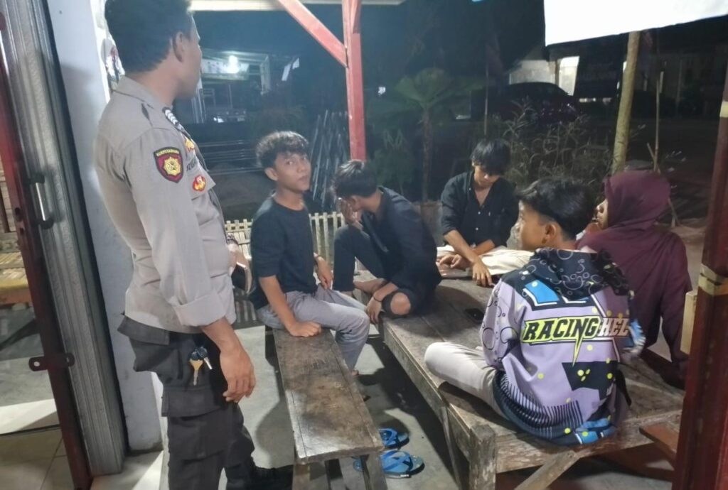 Temui Kumpulan Pemuda Saat Patroli, Anggota Piket Polsek Angsana Polres Pandeglang Berikan Pesan Kamtibmas 1 WhatsApp Image 2024 07 28 at 21.16.17