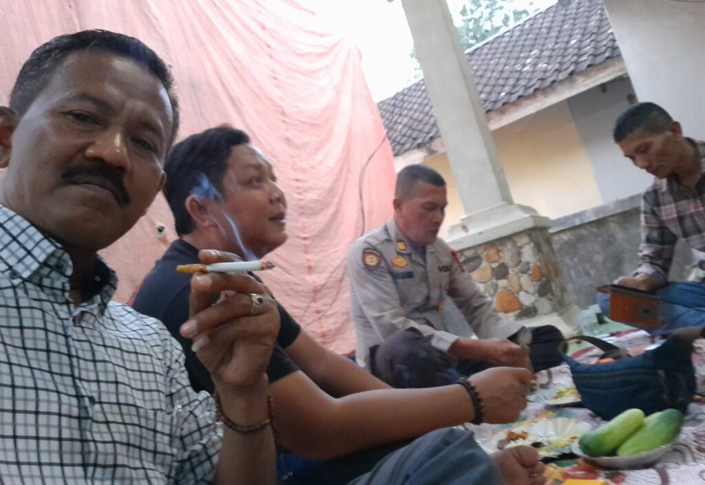 Jalin Komunikasi yang Baik dengan Masyarakat, Kapolsek Angsana Hadir Dalam Hajatan Warga 4 WhatsApp Image 2024 07 28 at 21.16.54