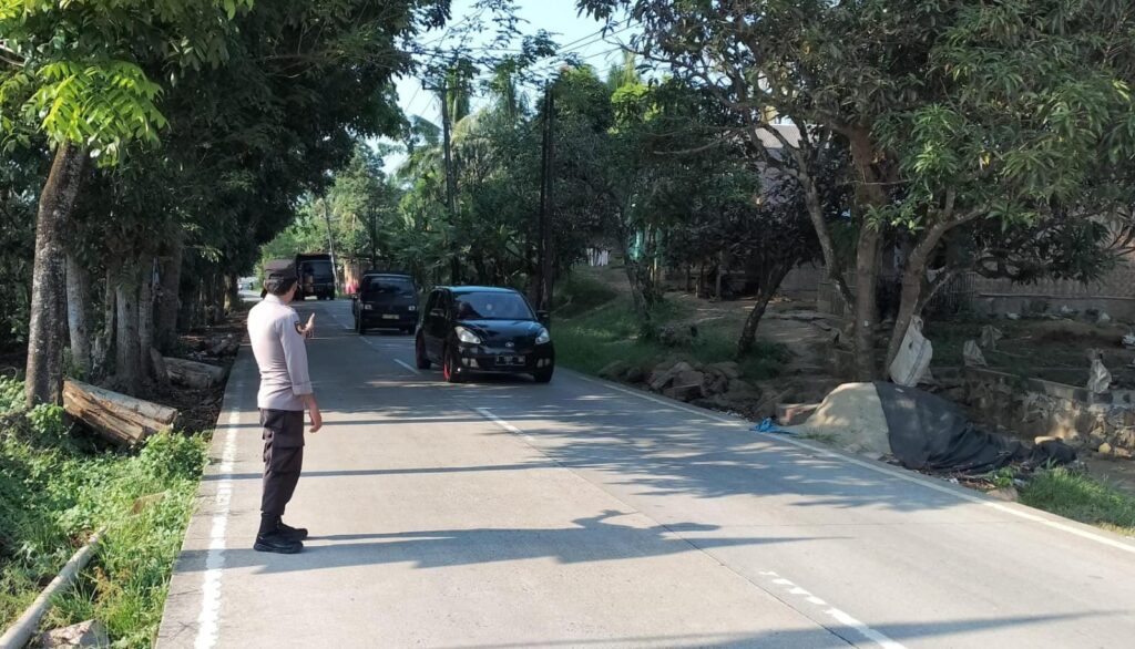 Anggota Piket Polsek Angsana Polres Pandeglang Laksanakan Strongpoint Sore 5 WhatsApp Image 2024 07 28 at 21.17.11
