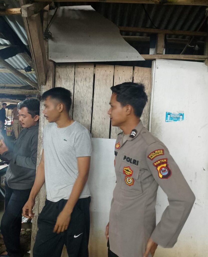 Anggota Polsek Angsana Polres Pandeglang Briptu Dadan Laksanakan Patroli Dialogis di Desa Angsana 6 WhatsApp Image 2024 07 28 at 21.17.21