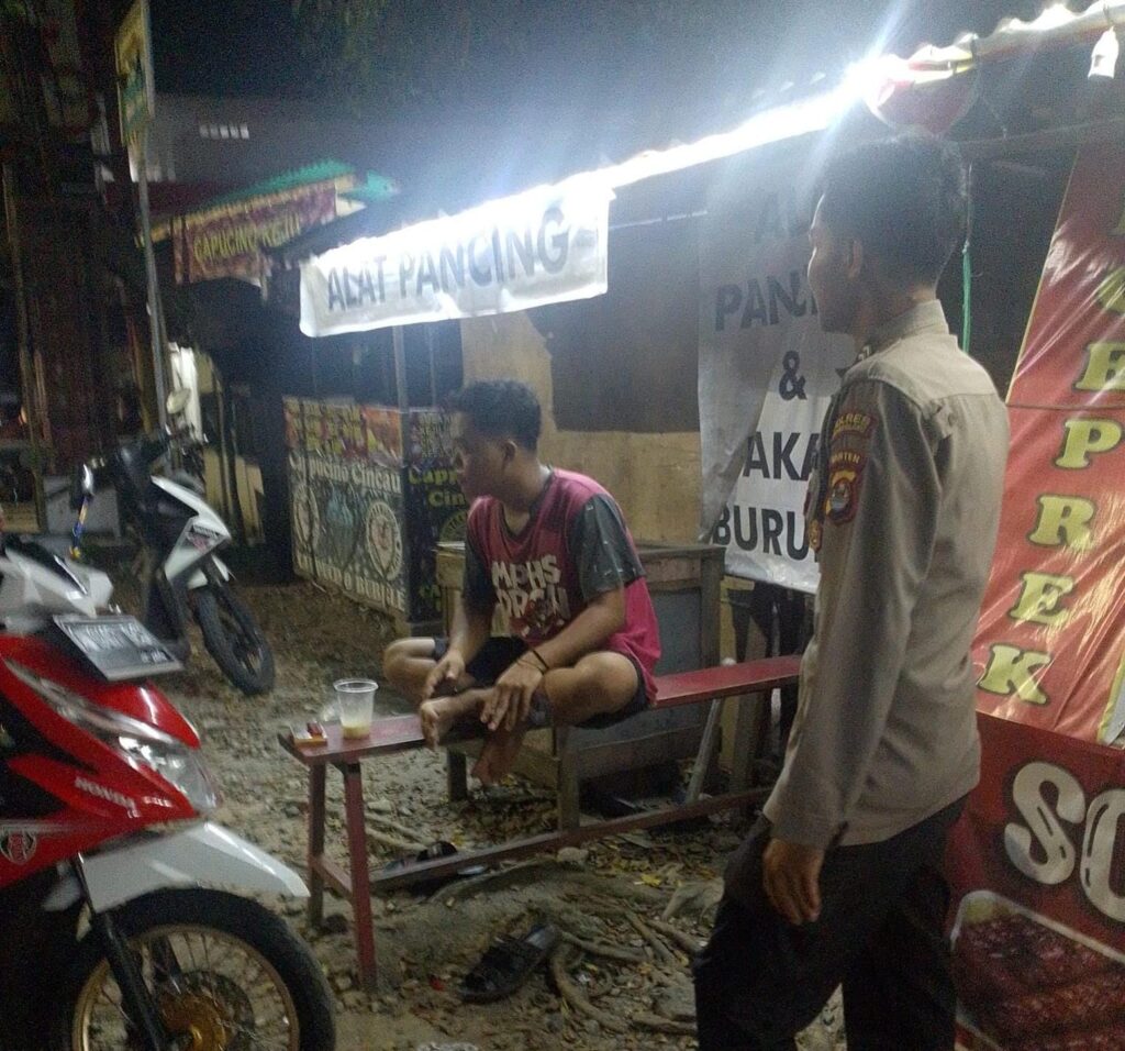 Cegah Kriminalitas, Anggota Polsek Angsana Polres Pandeglang Laksanakan Patroli Dialogis di Desa Cikayas 7 WhatsApp Image 2024 07 28 at 21.17.32