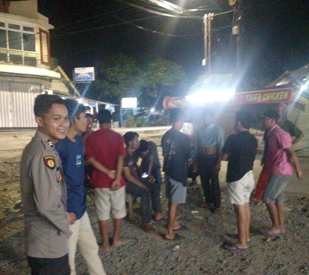 Anggota Polsek Angsana Polres Pandeglang Berikan Pesan Kamtibmas Saat Patroli Dialogis 8 WhatsApp Image 2024 07 28 at 21.17.41