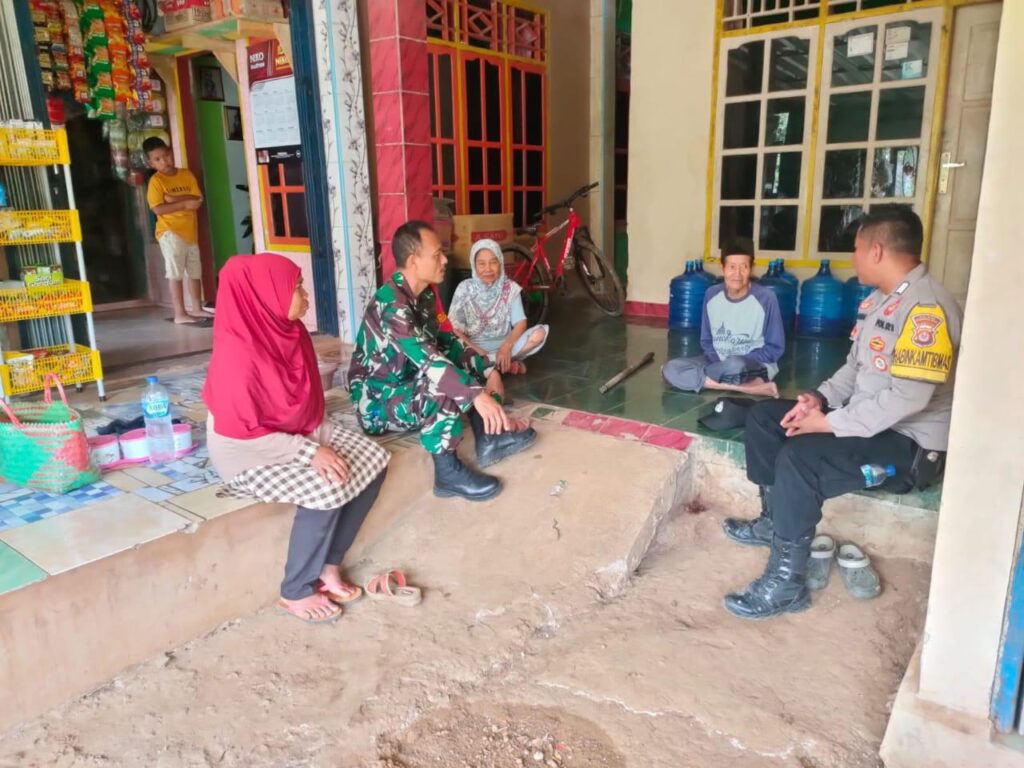 Bhabinkamtibmas Polsek Munjul Sambang Desa Untuk Menjaga Kamtibmas 9 WhatsApp Image 2024 07 28 at 21.35.26