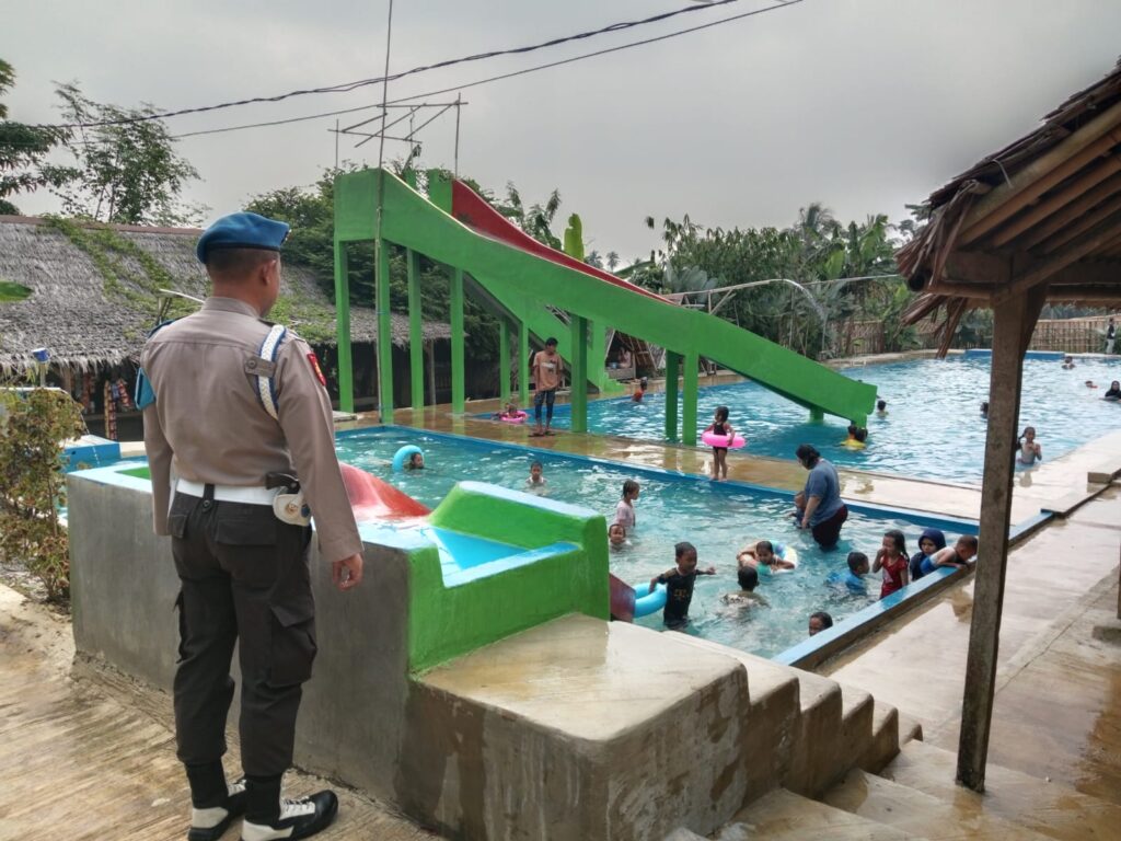 Polsek Cikedal Lakukan Pengamanan Objek Wisata di Wilayah Kecamatan Cikedal 10 WhatsApp Image 2024 07 28 at 22.24.37