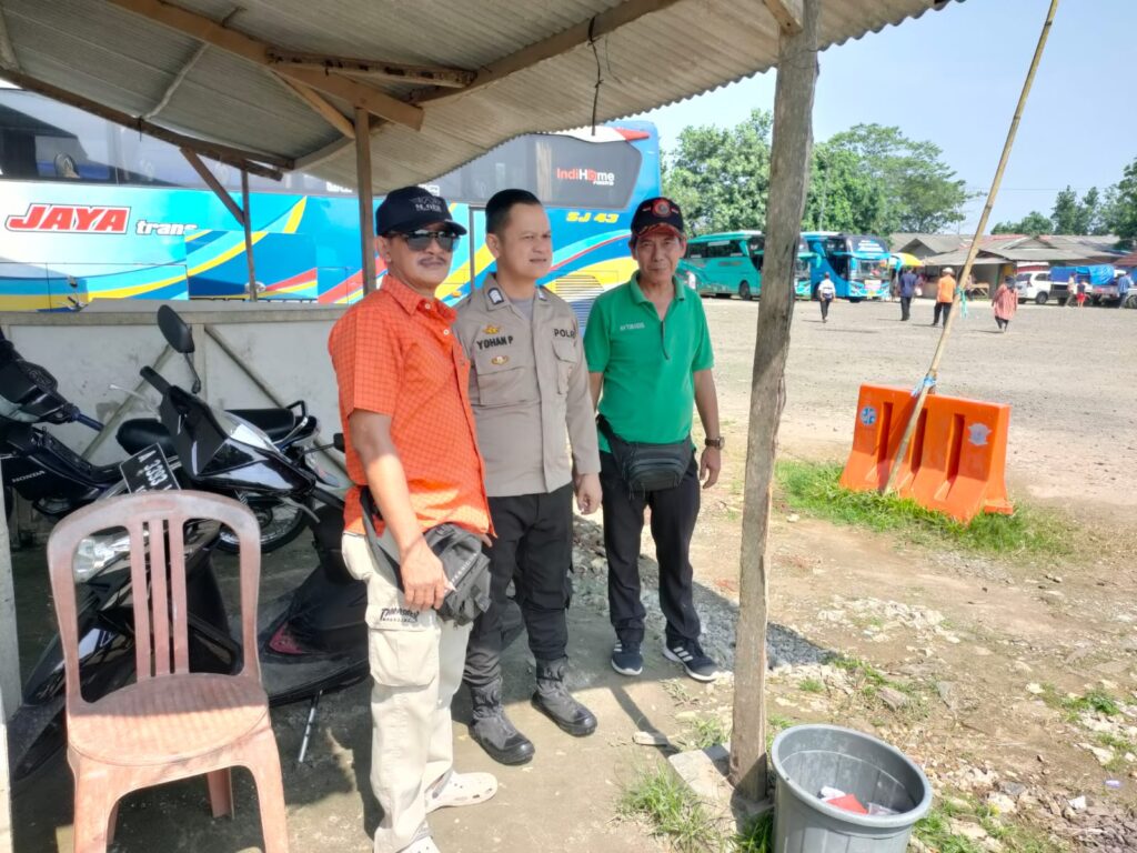 Patroli Dialogis Bripka Yohan dari Polsek Carita ke Penjaga Tiket Pantai Karangsari 1 WhatsApp Image 2024 07 29 at 06.24.25