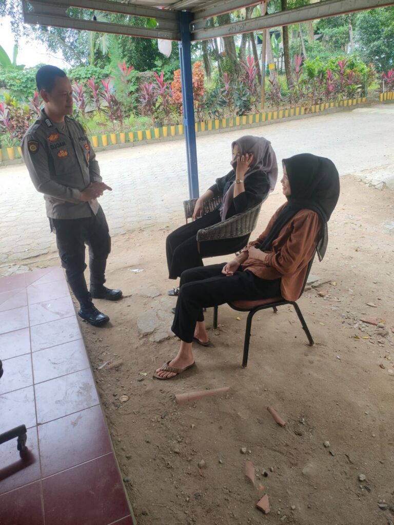 Bripka Yohan dari Polsek Carita Dialog dengan Pengunjung Pantai Kodok 2 WhatsApp Image 2024 07 29 at 06.27.15