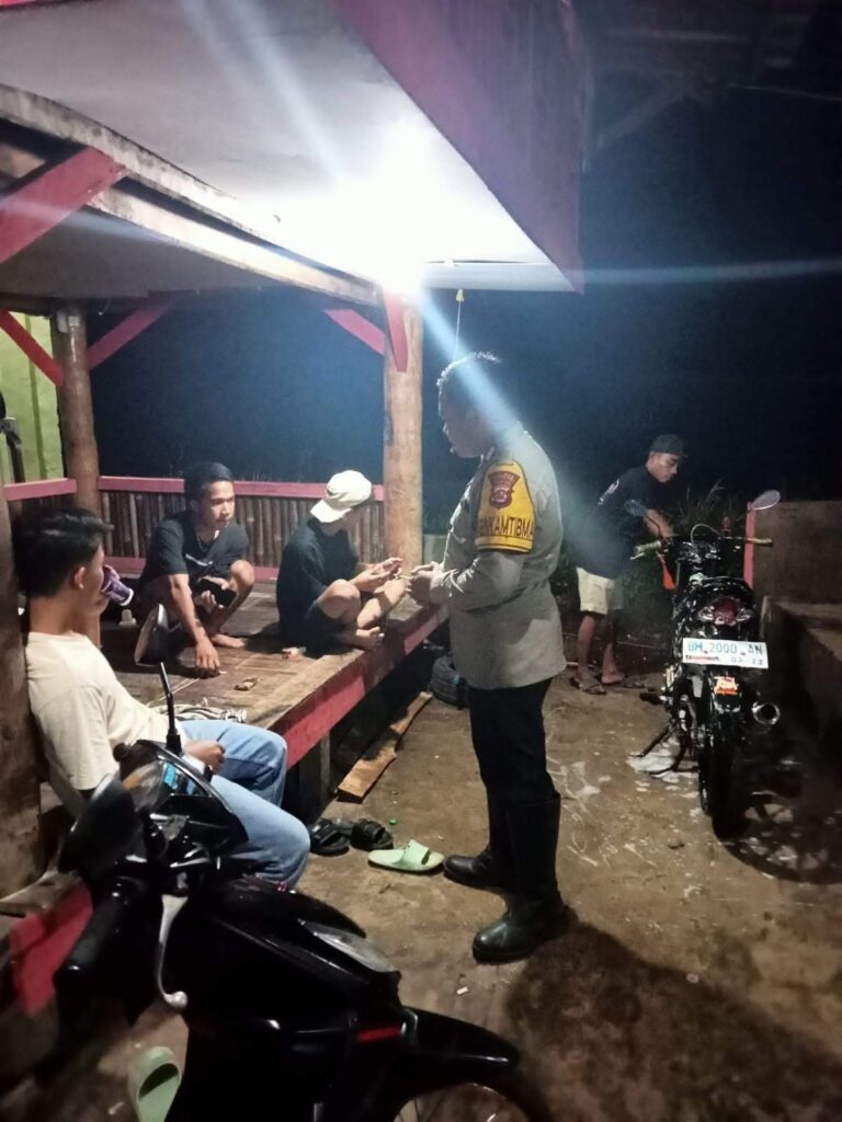 Bhabinkamtibmas Polsek Carita Bripka Bobi Laksanakan Patroli Malam ke Pos Ronda di Desa Sukanegara 3 WhatsApp Image 2024 07 29 at 06.29.13