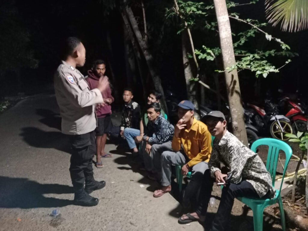 Bhabinkamtibmas Polsek Carita Bripka Eko Lakukan Sambang ke Masyarakat Desa Sukarae 5 WhatsApp Image 2024 07 29 at 06.33.27