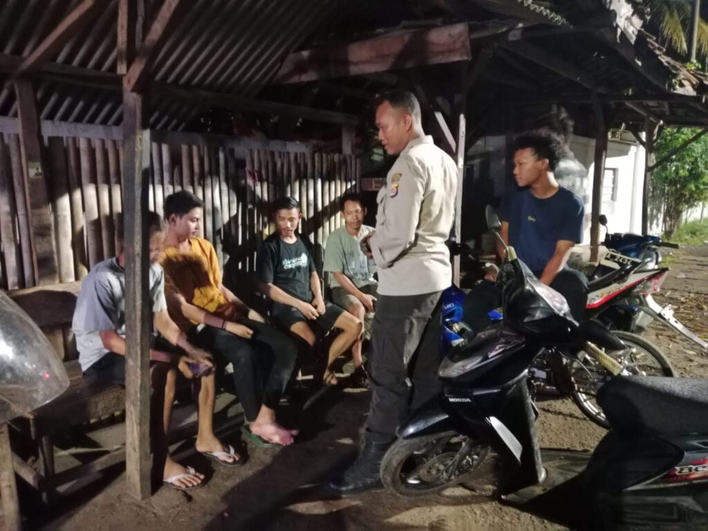 Bhabinkamtibmas Polsek Carita Bripka Eko Himbau Remaja untuk Pulang Awal dan Hindari Aktivitas Negatif 6 WhatsApp Image 2024 07 29 at 06.37.25