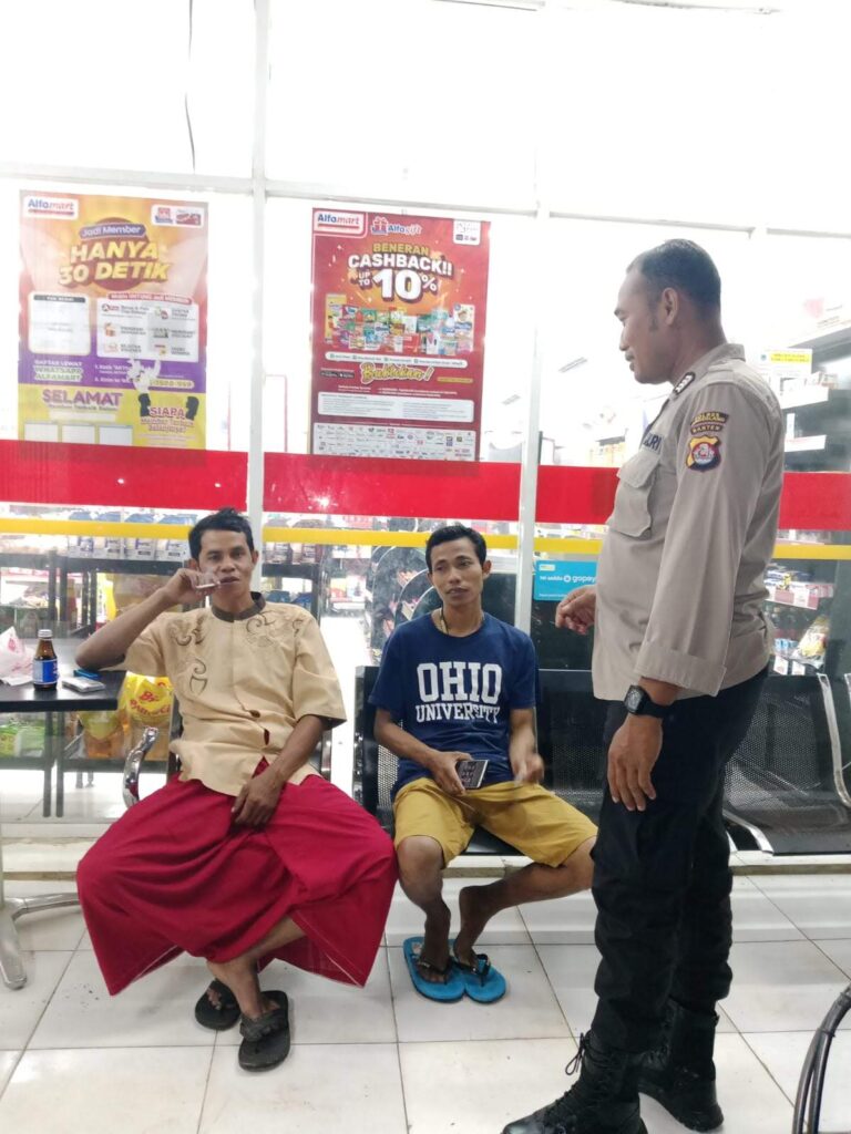 Personil Polsek Carita Bripka Eko Laksanakan Patroli Malam ke Mini Market dan Berbincang dengan Pengunjung 7 WhatsApp Image 2024 07 29 at 06.39.07