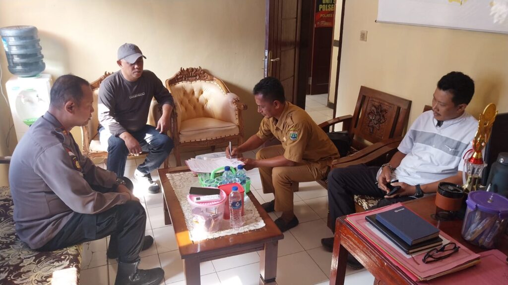 Polsek Sumur dan SMAN 16 Pandeglang Jalin Kemitraan, Wujudkan Lingkungan Sekolah yang Aman dan Kondusif 6 WhatsApp Image 2024 07 29 at 10.47.28