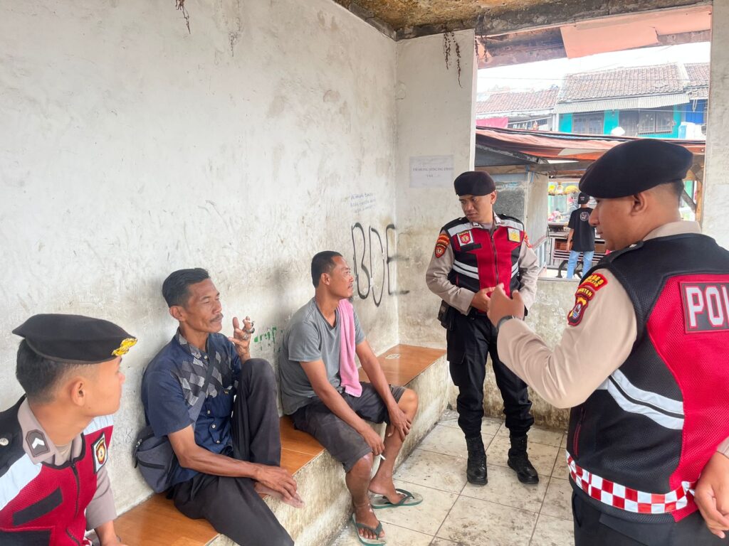 Sat Samapta Polres Pandeglang Sambangi Pedagang Asongan di Pemberhentian Bus Mengger, Berikan Himbauan Kamtibmas 10 WhatsApp Image 2024 07 29 at 16.24.34 1