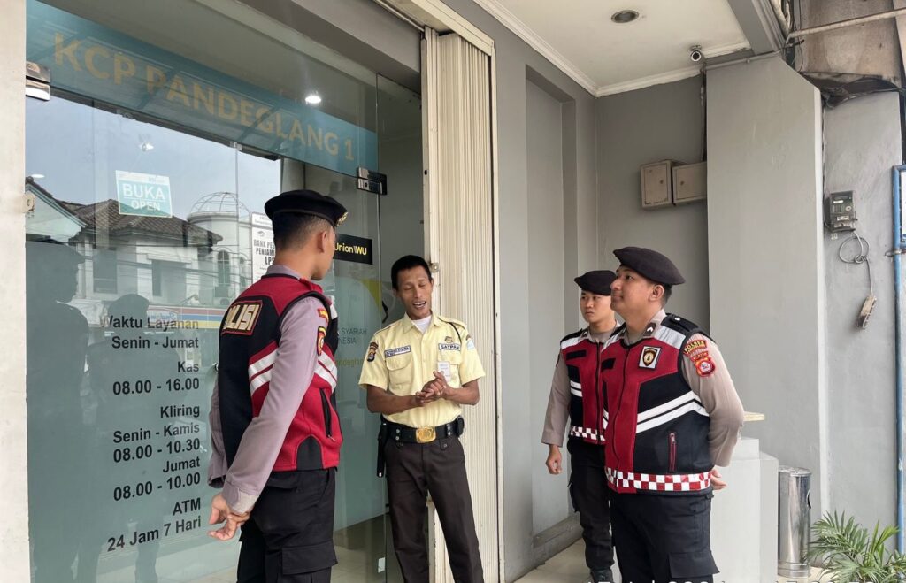 Sat Samapta Polres Pandeglang Sambangi Obyek Vital Bank BJB, Berikan Himbauan Kamtibmas 9 WhatsApp Image 2024 07 29 at 16.24.34 2