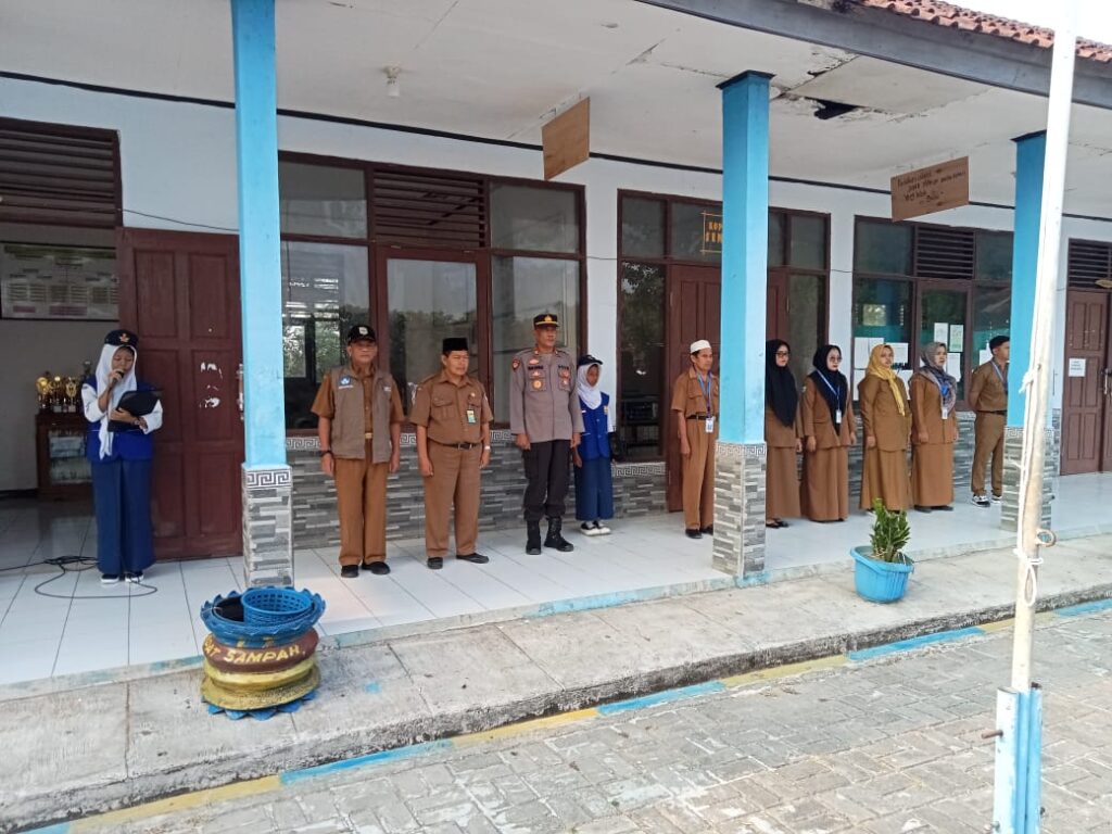 Cegah Tawuran Antar Pelajar, Kapolsek Angsana Jadi Pembina Upacara di SMPN 1 Angsana 5 WhatsApp Image 2024 07 29 at 21.34.02