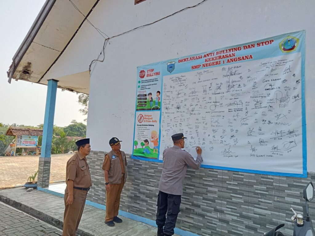 Kapolsek Angsana Polres Pandeglang Ikut Tandatangani Deklarasi Anti Bullying di SMPN 1 Angsana 7 WhatsApp Image 2024 07 29 at 21.34.29