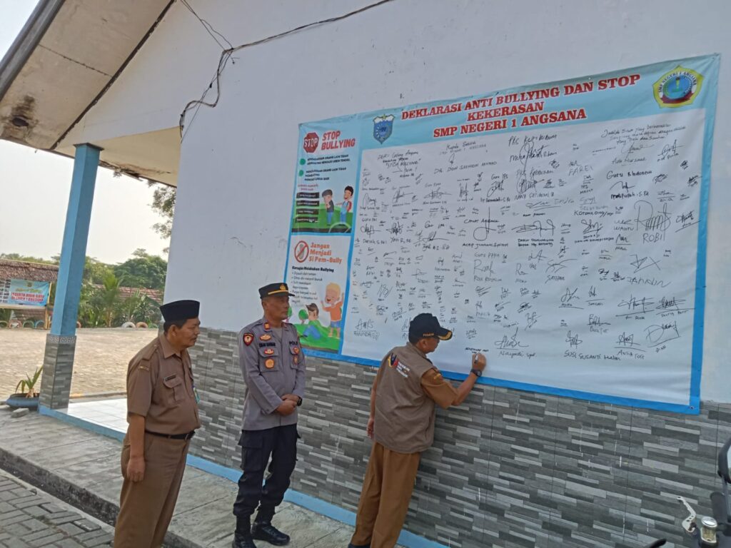 Cegah Bullying di Lingkungan Sekolah, Kapolsek Angsana Ikut Tandatangani Deklarasi Anti Bullying 8 WhatsApp Image 2024 07 29 at 21.34.39