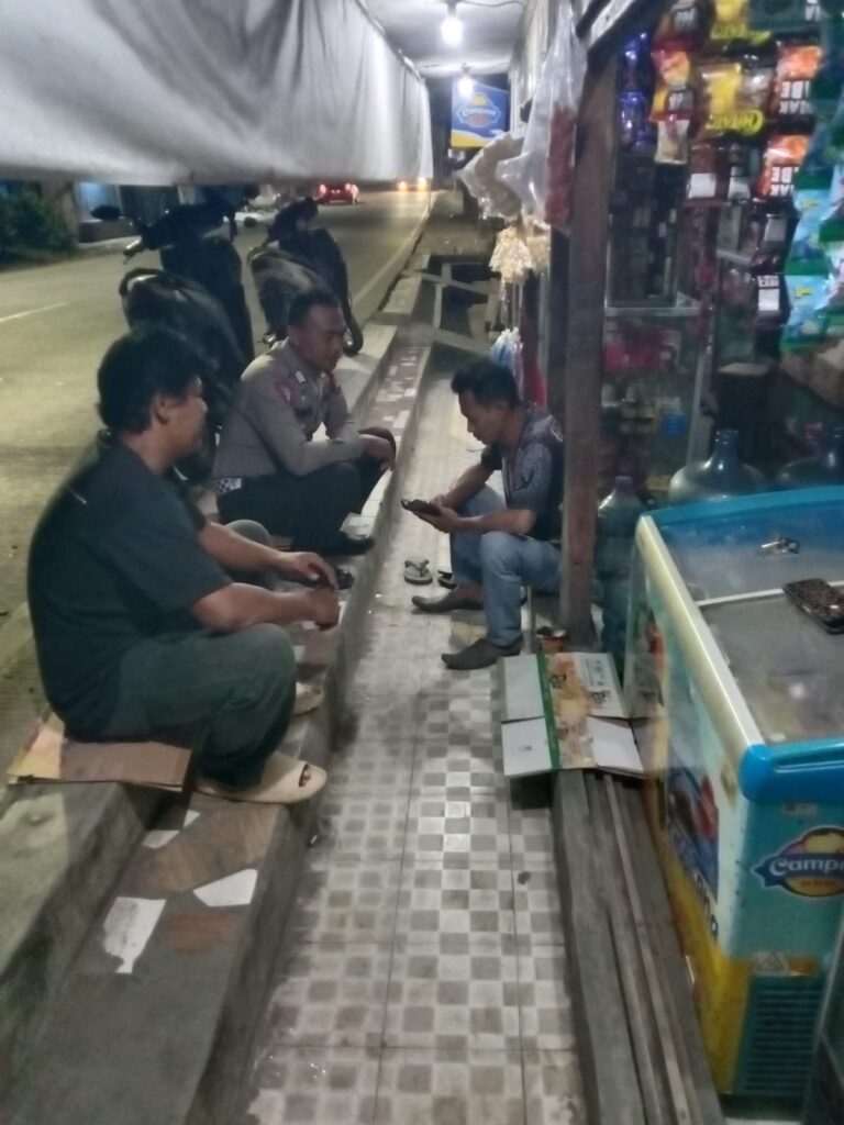 Polsek Carita Laksanakan Patroli Malam di Pasar Carita 1 WhatsApp Image 2024 07 30 at 05.41.52