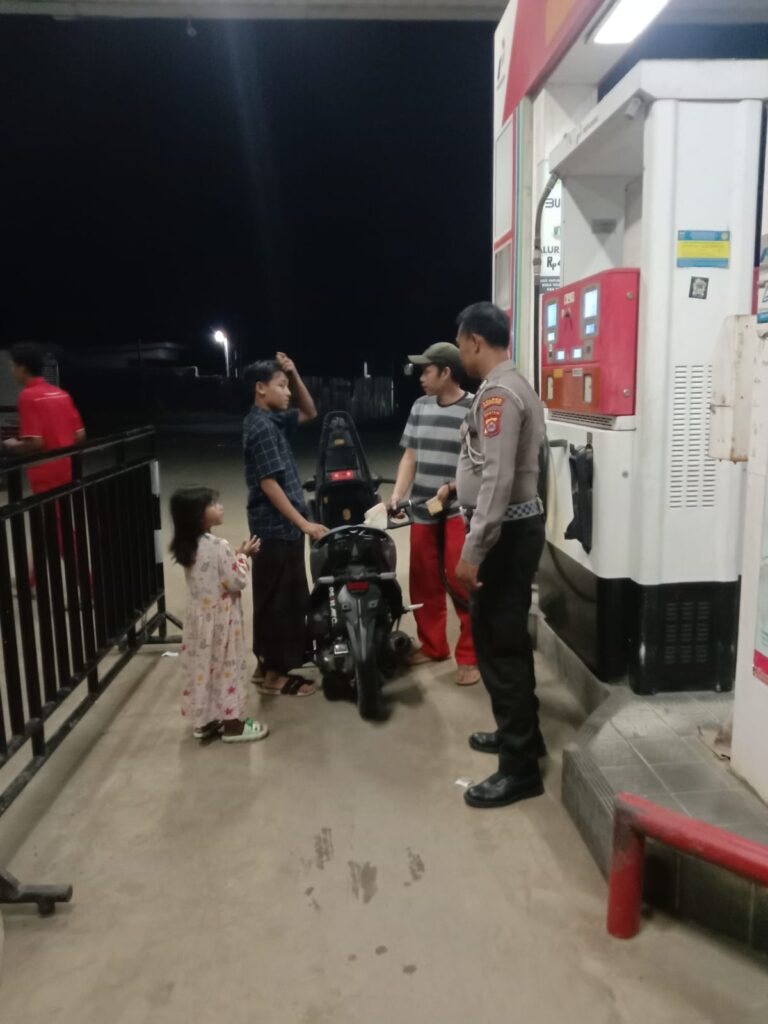 Polsek Carita Laksanakan Patroli Malam di SPBU Sukanegara untuk Cegah Kejahatan 2 WhatsApp Image 2024 07 30 at 05.44.28