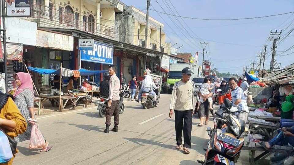 Personil Polsek Bojong Polres Pandeglang Meninjau dan Mengatur Arus Lalu Lintas di Persimpangan Pasar Bojong 4 WhatsApp Image 2024 07 30 at 08.38.50