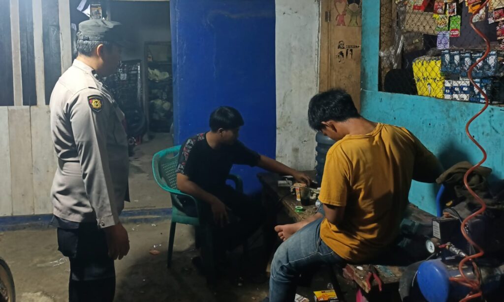 Polsek Bojong Polres Pandeglang Gelar Patroli Dialogis di Desa Binaan 5 WhatsApp Image 2024 07 30 at 08.39.17
