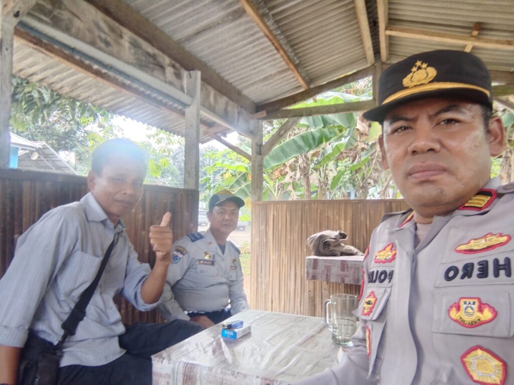 Kapolsek Menes Lakukan Patroli Dialogis dan Sambangi Tokoh Masyarakat 2 WhatsApp Image 2024 07 30 at 13.48.59