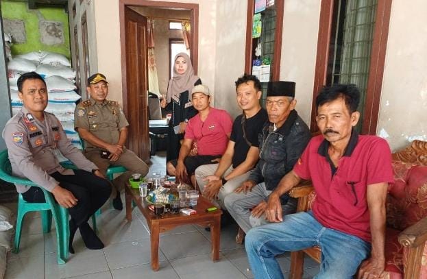 Jalin Komunikasi, Bhabinkamtibmas Polsek Angsana Sambangi Tokoh Masyarakat Desa Angsana 7 WhatsApp Image 2024 07 30 at 21.22.54