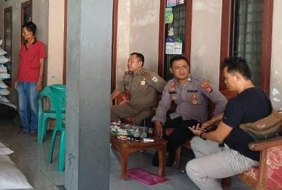 Dekatkan Diri dengan Masyarakat, Bhabinkamtibmas Polsek Angsana Polres Pandeglang Kunjungi Rumah Warga 4 WhatsApp Image 2024 07 30 at 21.23.08
